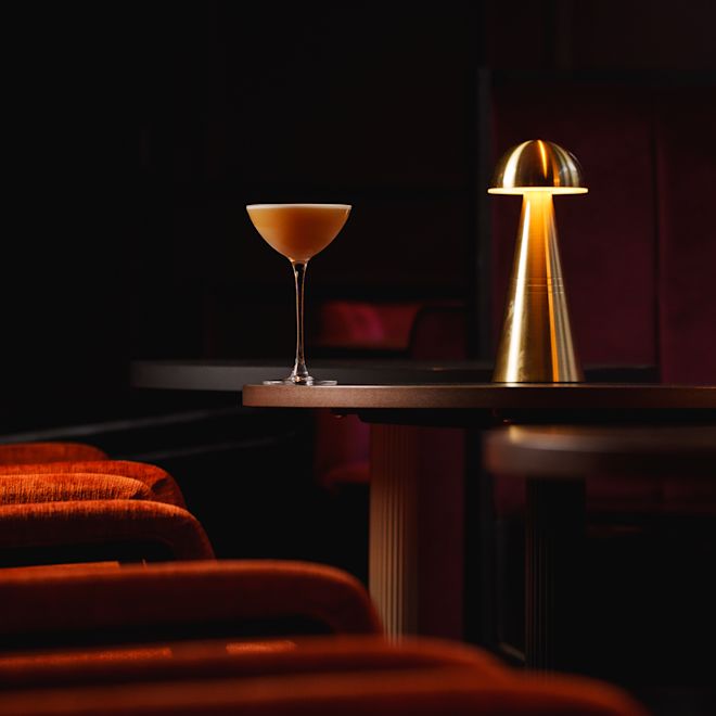 칼리 바의 테이블 위 칵테일