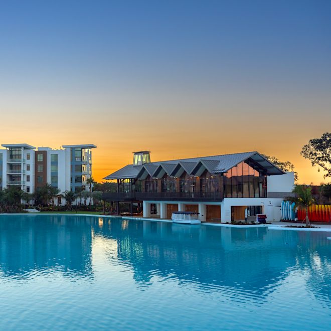 Außenansicht und Swimmingpool des Resorts