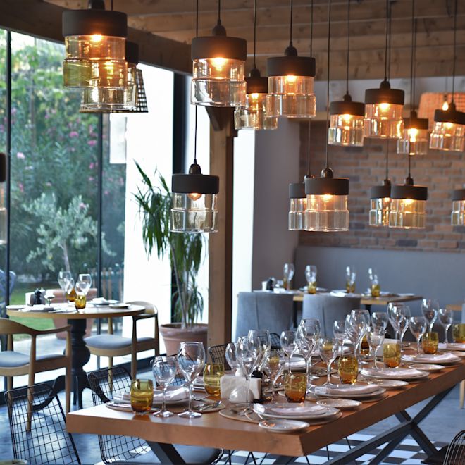 Tischanordnung für Speisen im Restaurant "Steak House"