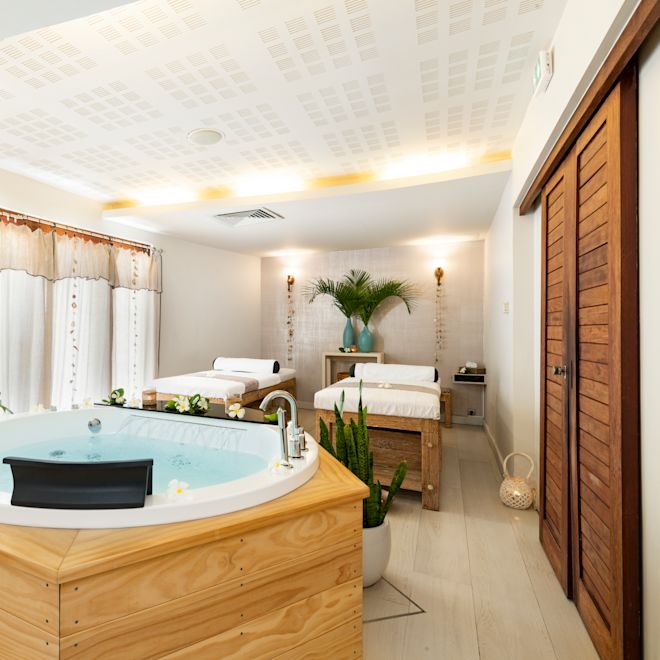 カップル用トリートメントルーム、緑の植物、トリートメントベッド、ジェットバス、スパバス、タオル