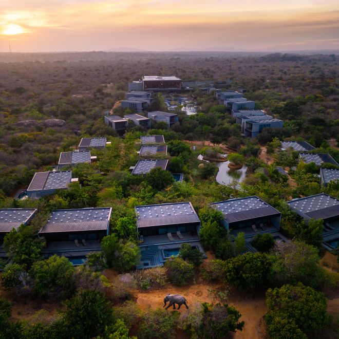 Foto aérea del resort del hotel al atardecer