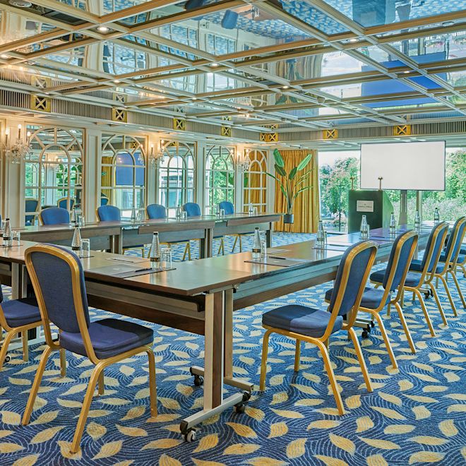 Vista de la mesa de reuniones en forma de U y las sillas