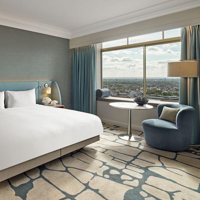 habitación, una cama King, diván, mesa, vista a la ciudad desde la ventana