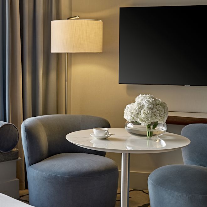 mesa de la habitación, sillas, ventana con vista a la ciudad