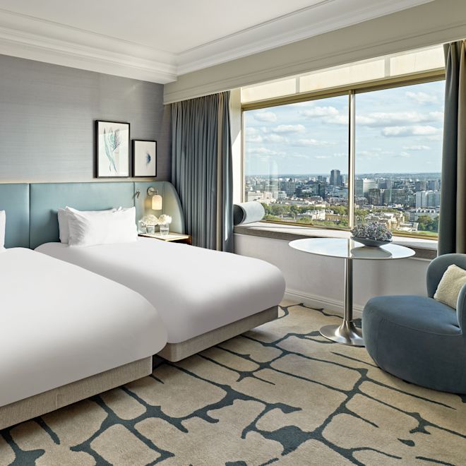 habitación, 2 camas gemelas, diván, mesa, vista a la ciudad desde la ventana