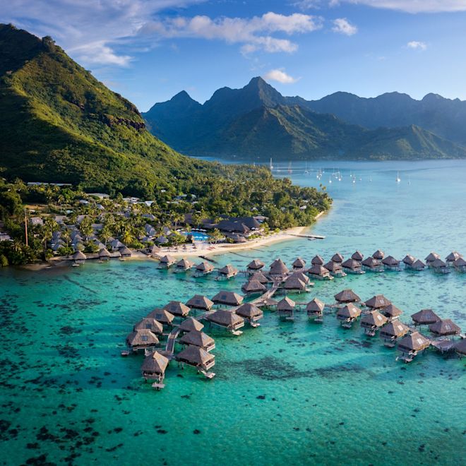 山に囲まれたラグーン内リゾートの外観の全景