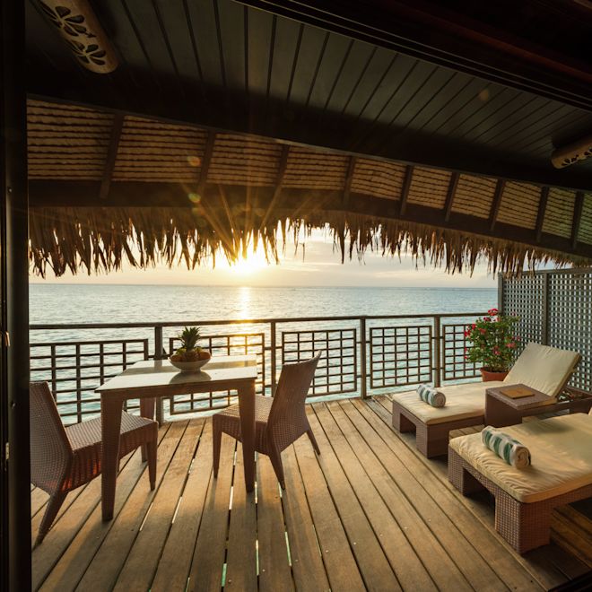 オーバーウォーターバンガローのパティオと夕日