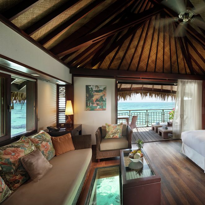 オーバーウォーターバンガローのベッドルームとラグーンの眺め