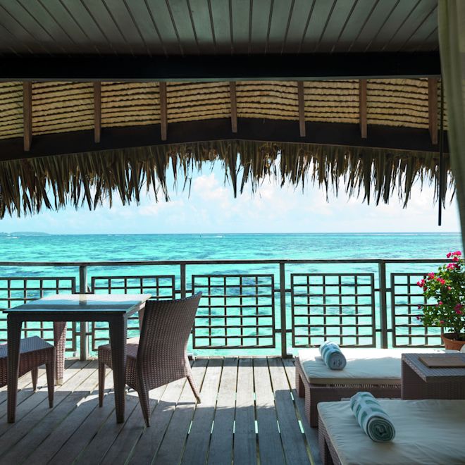 テーブルと椅子を備えた客室の屋外パティオ