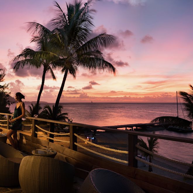 「エイメオ・バー」のテラスからの美しい夕日の眺め