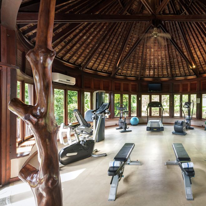 エクササイズマシンを備えたフィットネスセンター