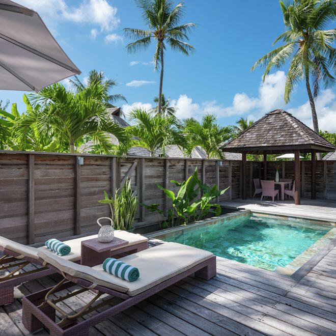 ラウンジチェアを備えたガーデンプールスイートのパティオ