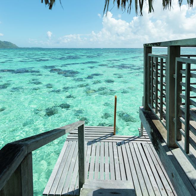 海を望むヴィラのデッキ