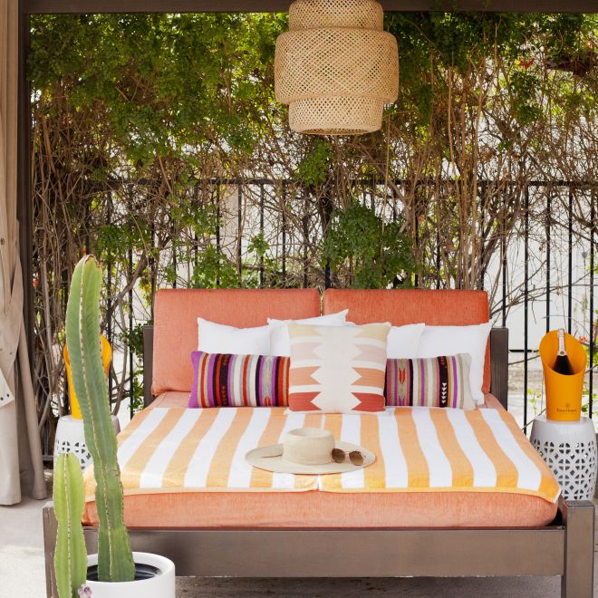 Exterior lounger with hat and sunglasses