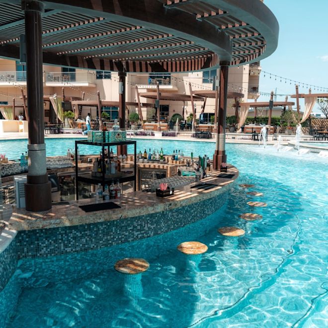 屋外プールのバー「ラ・ペルゴラ」