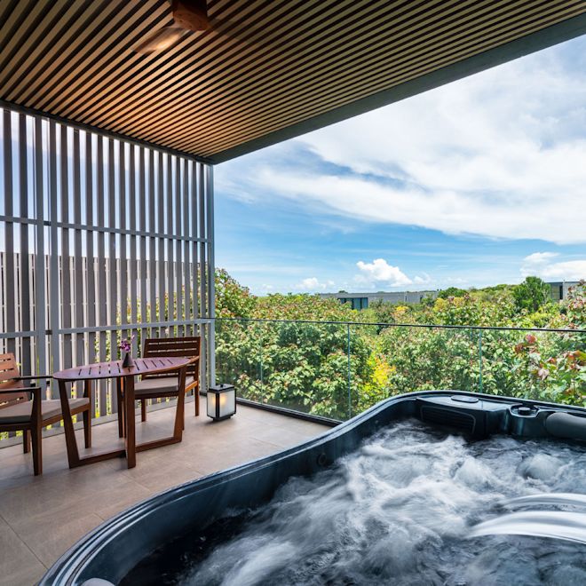 Habitación de lujo con balcón y bañera