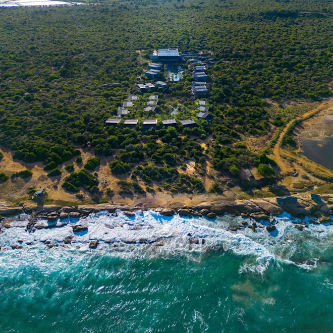Vista aérea de la fachada del hotel junto a la playa