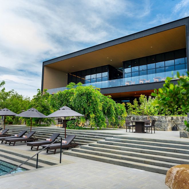 Área de la piscina al aire libre con divanes