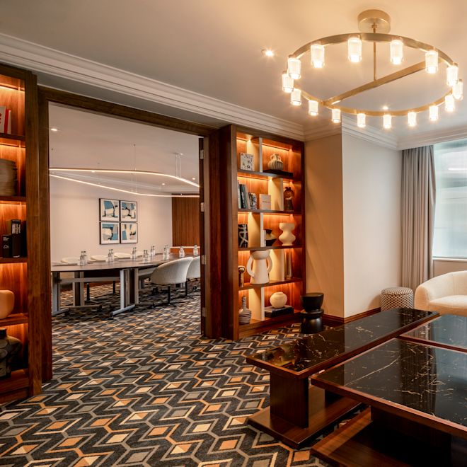 Montaje de la suite Atholl con sofás y una mesa para una reunión