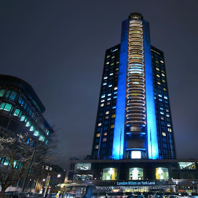 Fachada del hotel de alta altura por la noche