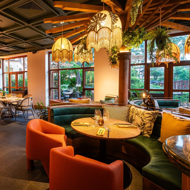 Restaurant thaïlandais au gingembre avec tables et chaises