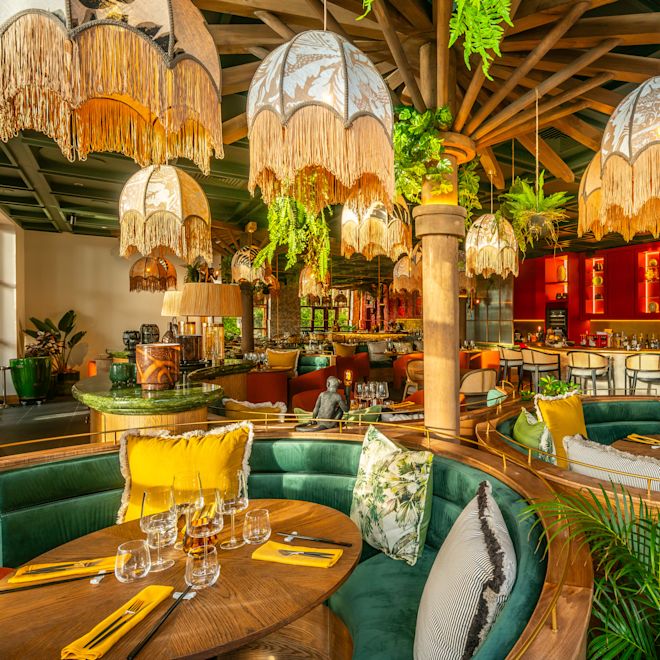 Restaurant thaïlandais au gingembre avec tables et chaises