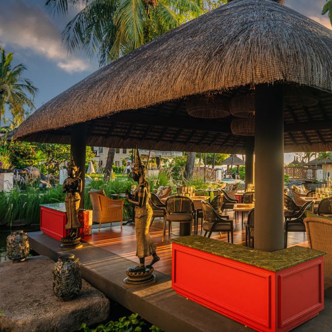 Restaurant thaïlandais au gingembre avec tables et chaises