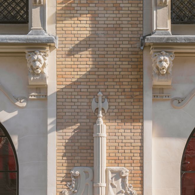 Detail arsitektur pada eksterior hotel