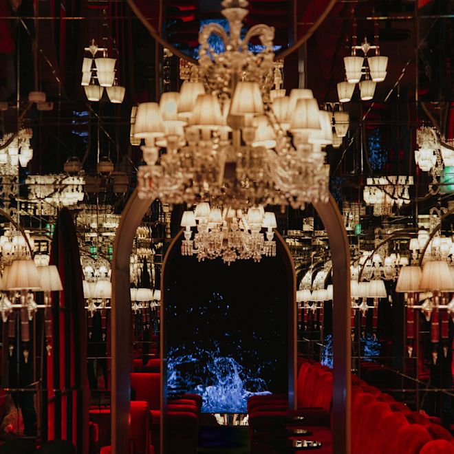 Bar dengan meja bundar dan sofa beludru