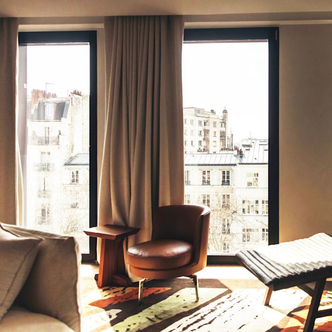 Suite dengan kursi rebah, kursi berlengan, dan pemandangan kota