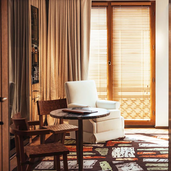 Area lounge dengan kursi, kursi lengan, dan meja kopi