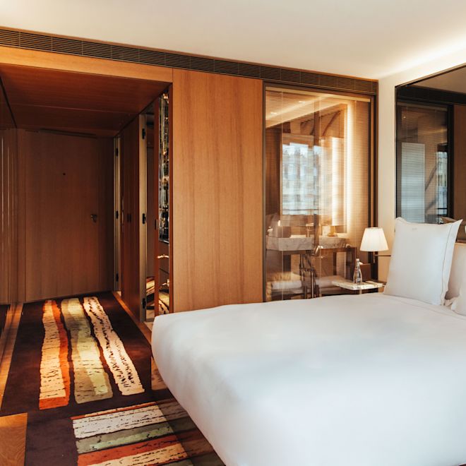 Tempat tidur king, meja samping tempat tidur, dan lemari pakaian