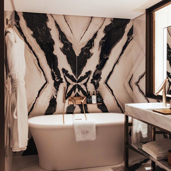 Kamar mandi marmer dengan bak mandi