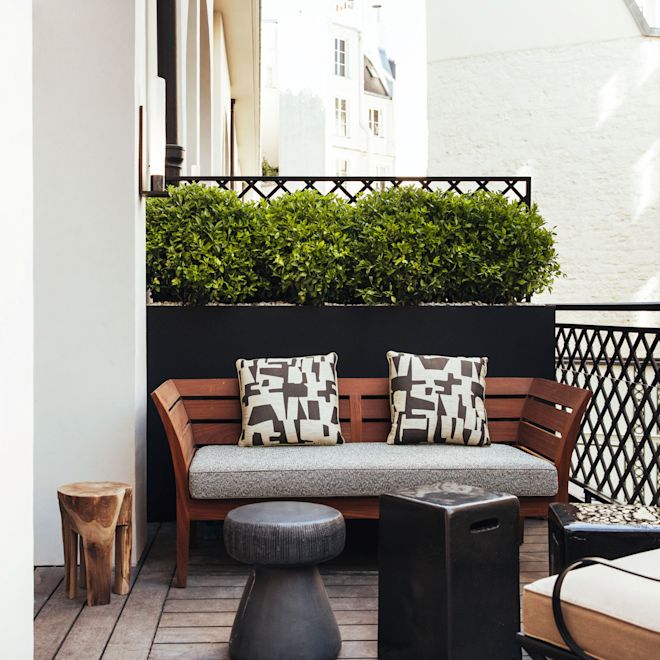 Sofa dan kursi berlengan di teras