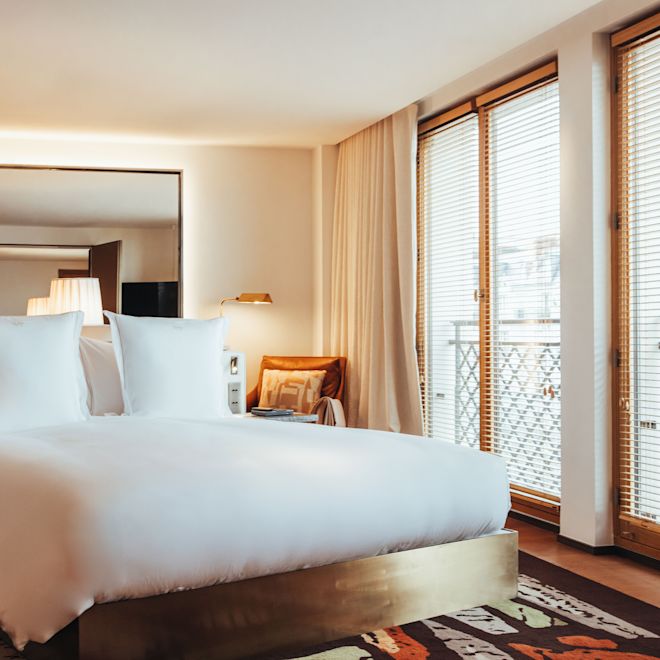 Tempat tidur king dalam suite nan luas