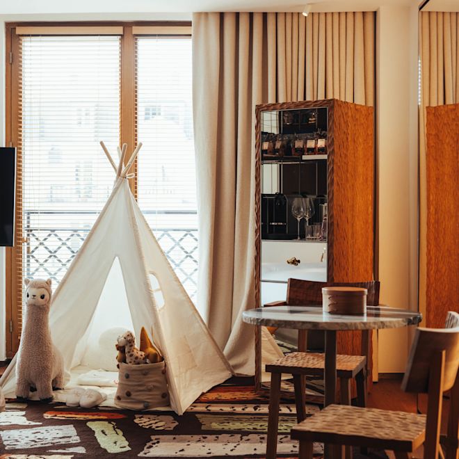 Kamar dilengkapi tenda bermain dan mainan lembut untuk anak-anak
