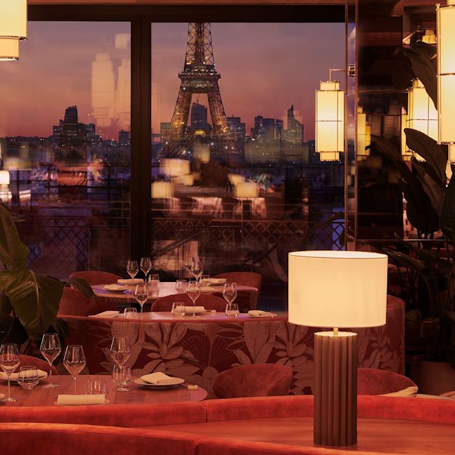 Duduk di Restoran Kinugawa dengan latar belakang Menara Eiffel