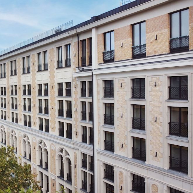 Exteriér hotelu s okny