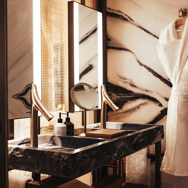 Wastafel ganda di kamar mandi marmer