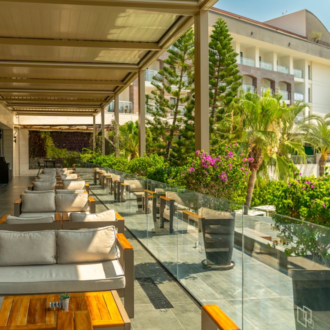 Sitzbereich auf der Lobbyterrasse