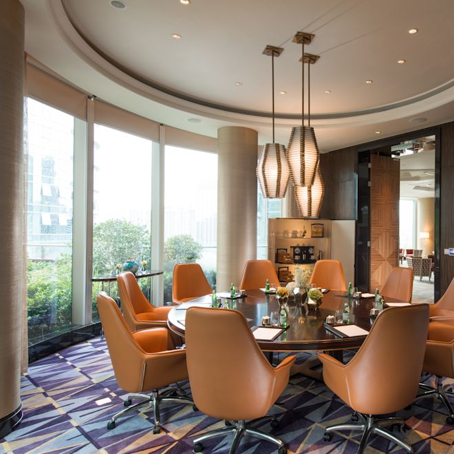 商谈会议室（大圆桌、椅子、电视、观景落地窗）
