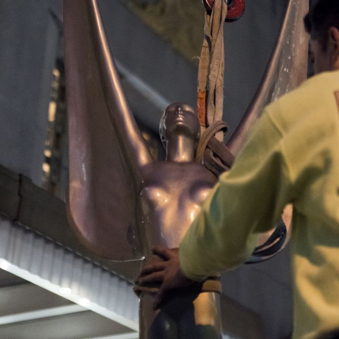 pria memulihkan patung malaikat untuk Waldorf Astoria New York