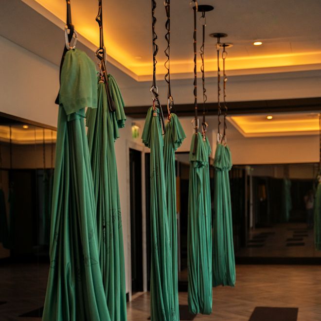 Studio de yoga avec rideaux suspendus