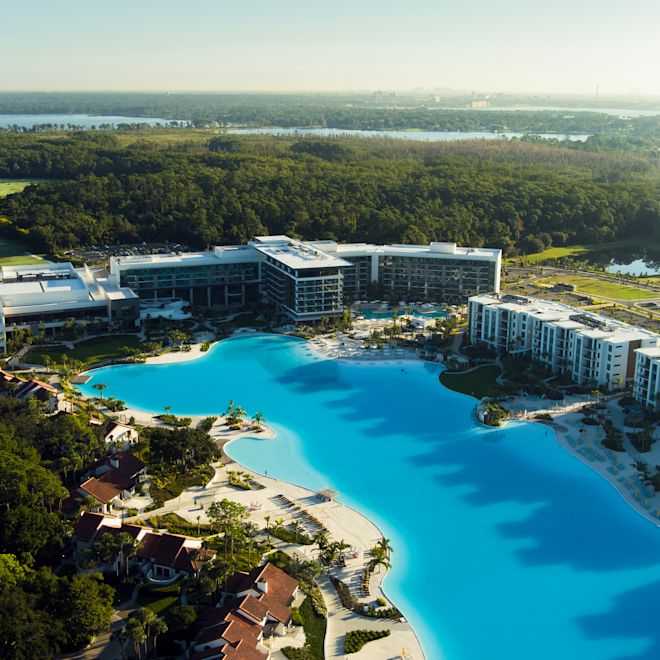 Drohnenaufnahme des Swimmingpools und Resorts