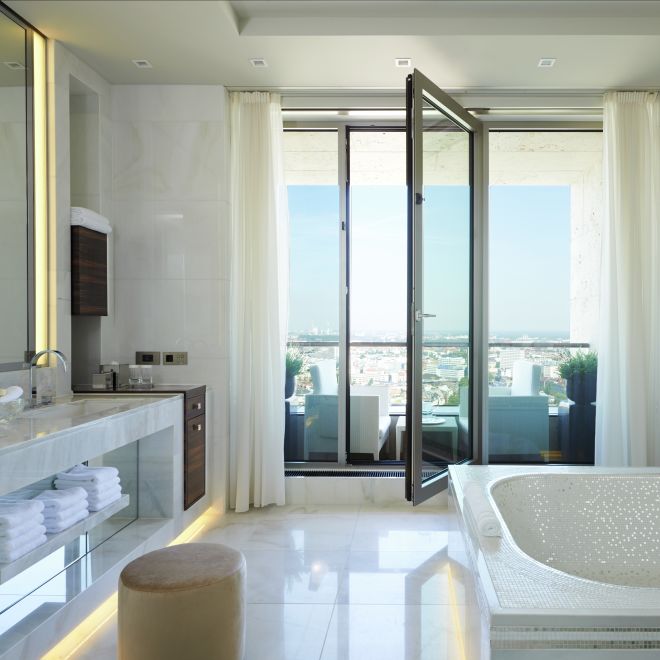 Presidential Suite - Guest Bathroom