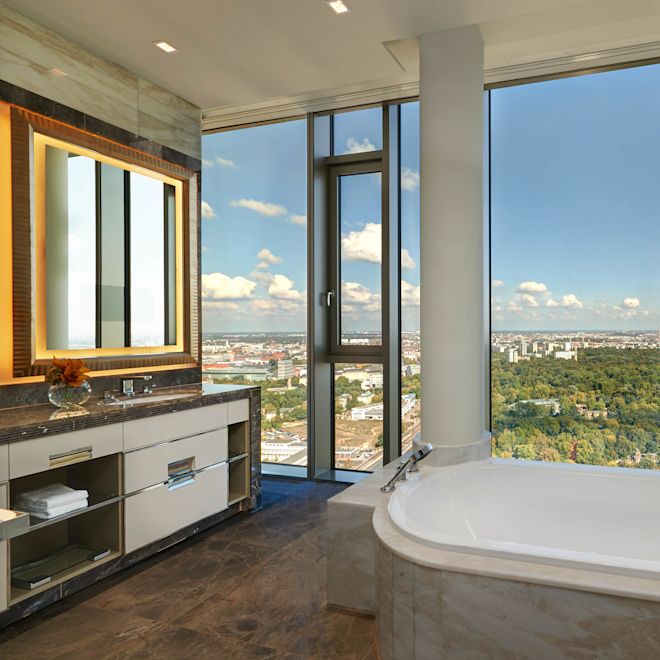 Presidential Suite - Guest Bathroom