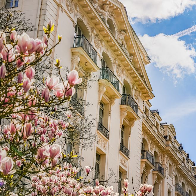 Vedere spre unghi a exteriorului hotelului în primăvară