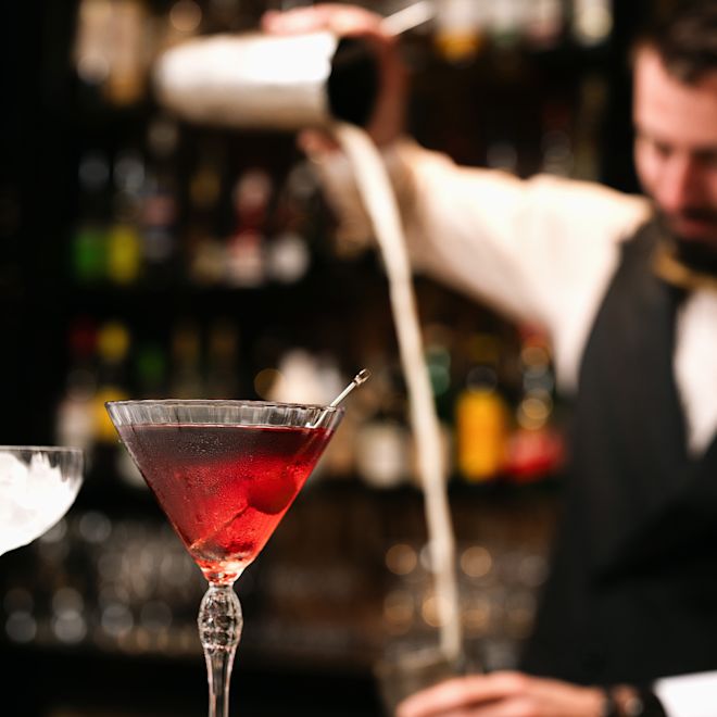 Barman Prepararea unei băuturi la barul de peacock