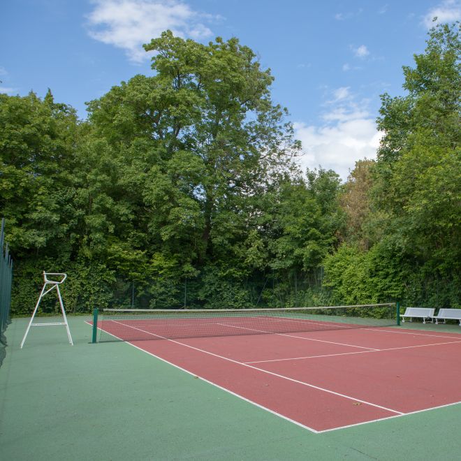 Tennisplatz mit Netz und Bäumen