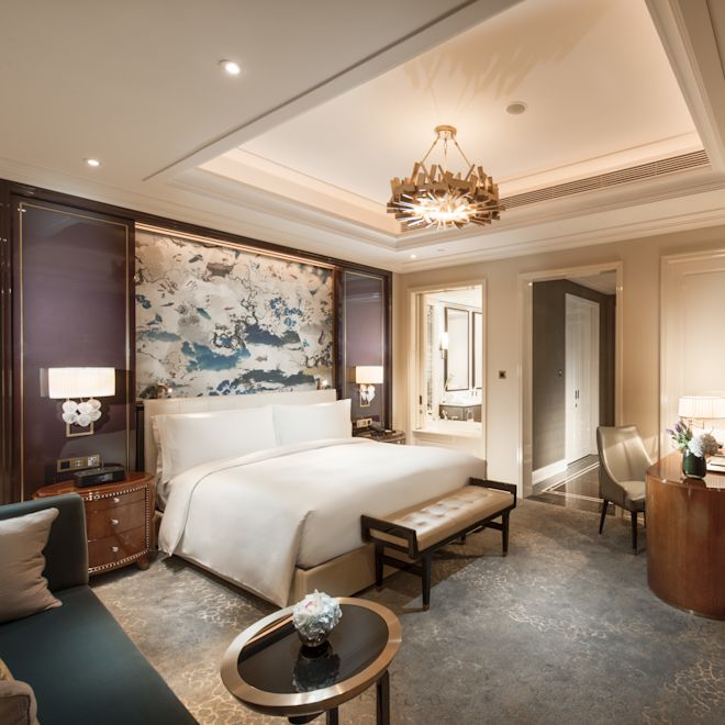 豪华房（特大床、脚踏、休闲沙发、办公桌和床头大型艺术背景墙）